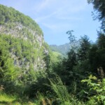 Durch diesen Taleinschnitt führt die Seilbahn. Unten durch die Büsche verdeckt.