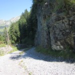 Blick zurück, auf dieser Strasse kam ich hoch. Links hinter diesen Steinen gehts ca 100 Meter senkrecht eine Felswand hinunter.