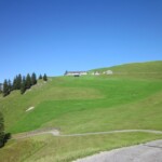 Alp Obrist Hütti, gut zu sehen wie steil die Anfahrt ist.