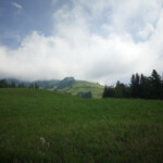 dort oben am Stall in der Mitte des Bildes führt die Strasse durch.