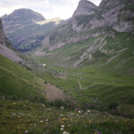 Blick hinunter zur Alp Hintersten Hütten