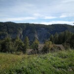 Schroffe Felsen hinunter zum Bach "Torrento Centa"