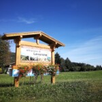 Jedes Dorft begrüsst die Gäste.