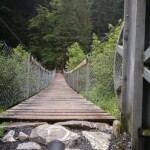 zum Glück sind die Hängebrücken breit genug für Handbikes eine der Hängebrücken