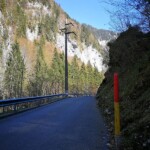 relativ enge Strasse, an Wochenenden leider viel Verkehr. relativ enge Strasse