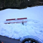 Verlassene Sitzbank im Schnee Einsame Sitzbank