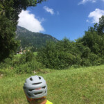 Blick zurück hoch zum Aecherlipass mit der Holzwang Kapelle Blick zurück