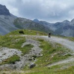 Döss Radond Wasserscheide zurück läuft die Aua da Vau und vorwärts die Aua da Val Mora. Döss Radond